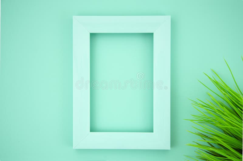 De zomermodel met fotokader en gras op een muntachtergrond Vlak leg met exemplaarruimte royalty-vrije stock foto's De zomermodel met fotokader en gras op een muntachtergrond Vlak leg met exemplaarruimte royalty-vrije stock foto's