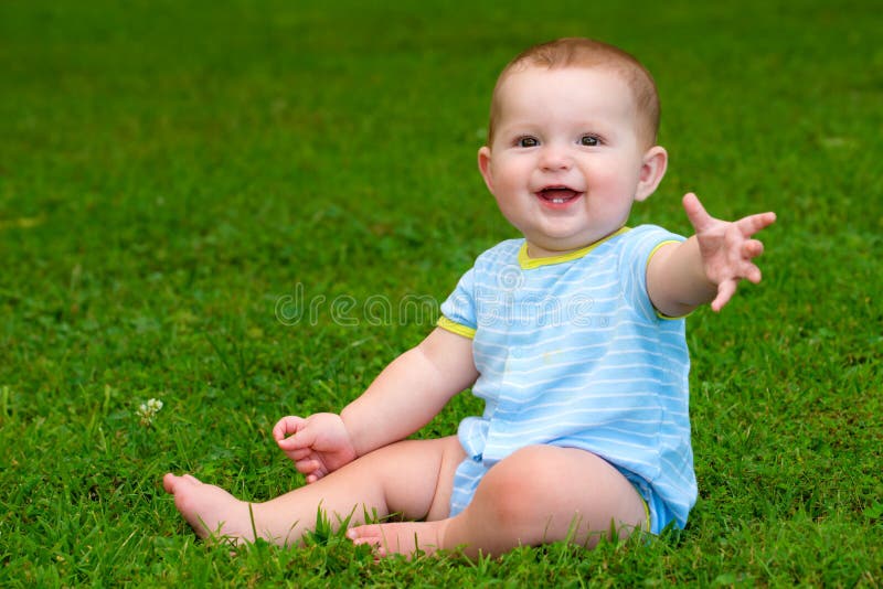 De zomerportret van de gelukkige zuigeling van de babyjongen in openlucht stock afbeeldingen De zomerportret van de gelukkige zuigeling van de babyjongen in openlucht stock afbeeldingen