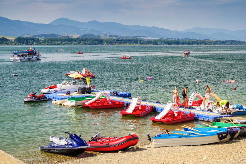 De zomersporten op water op meer Liptovska Mara, Slowakije