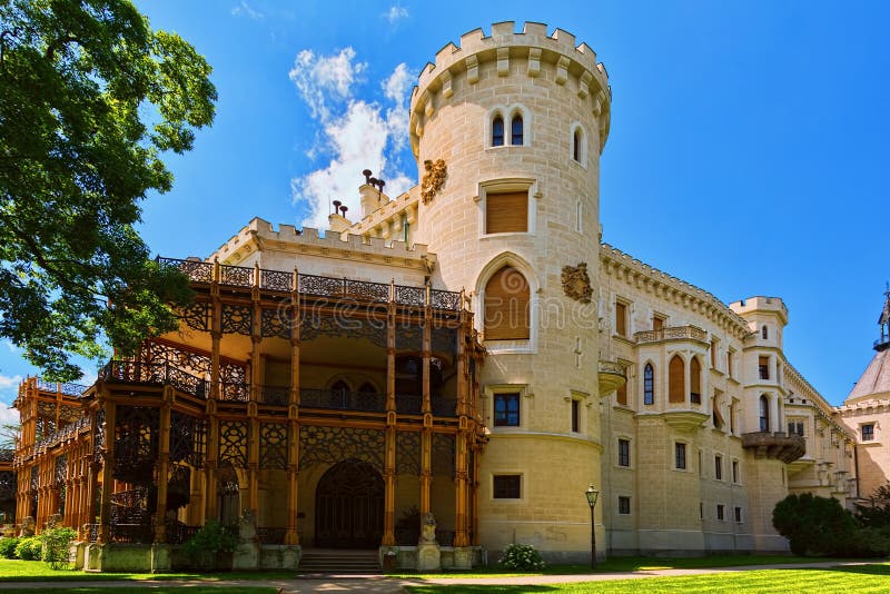 De zomerterras van kasteel in Hluboka-nad Vltavou, Tsjechische Republiek stock fotografie De zomerterras van kasteel in Hluboka-nad Vltavou, Tsjechische Republiek stock fotografie