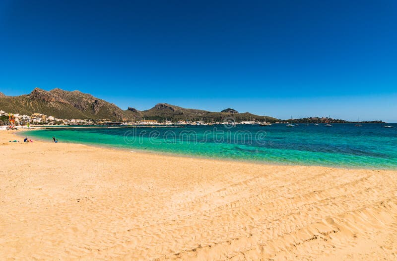 De zomervakantie bij strand van Port DE Pollensa op Majorca-eiland, Spanje royalty-vrije stock afbeelding De zomervakantie bij strand van Port DE Pollensa op Majorca-eiland, Spanje royalty-vrije stock afbeelding