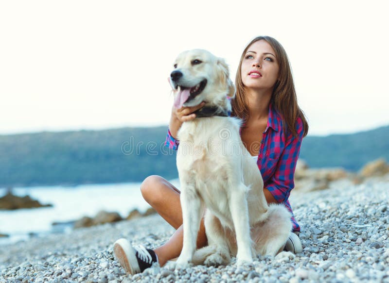 De zomervakantie, vrouw met een hond op een gang op het strand royalty-vrije stock afbeeldingen De zomervakantie, vrouw met een hond op een gang op het strand royalty-vrije stock afbeeldingen