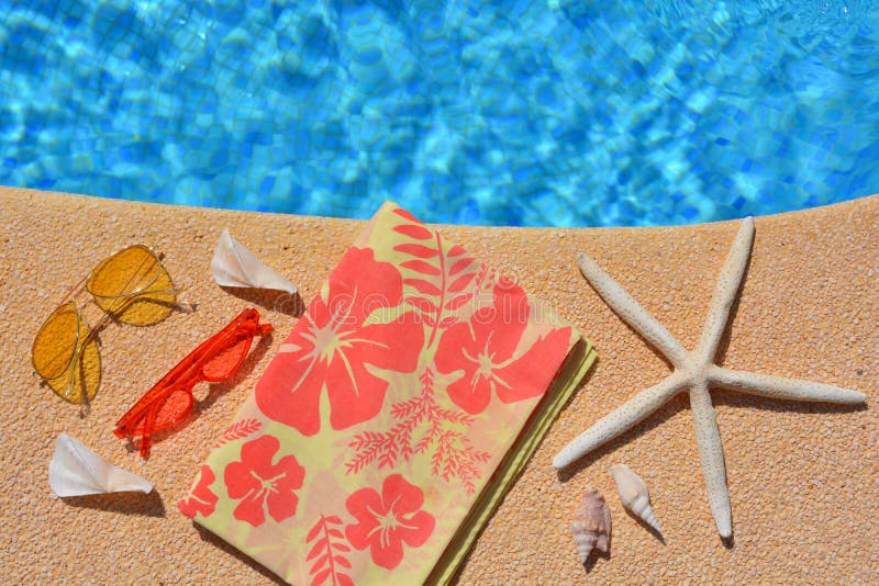 De de zomervlakte legt, cothes en toebehoren door poolside, royalty-vrije stock afbeeldingen De de zomervlakte legt, cothes en toebehoren door poolside, royalty-vrije stock afbeeldingen