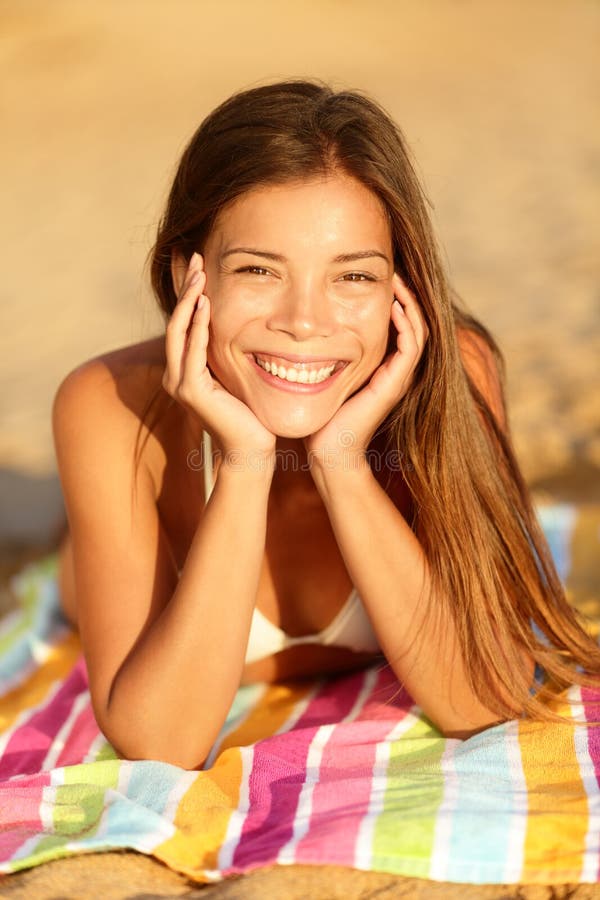 De zomervrouw die genietend zon van het glimlachen zonnebaden stock afbeelding De zomervrouw die genietend zon van het glimlachen zonnebaden stock afbeelding