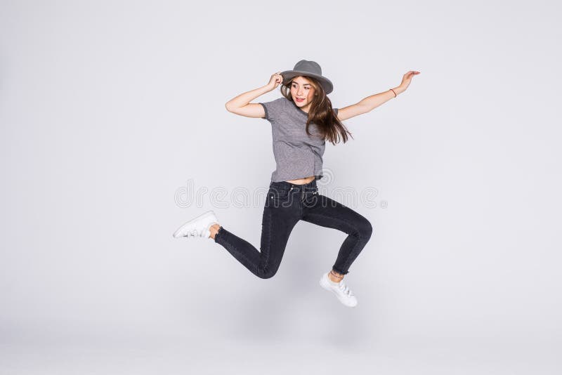 De zomervrouw het springen van vreugde wekte ge?soleerd op witte achtergrond op stock fotografie De zomervrouw het springen van vreugde wekte ge?soleerd op witte achtergrond op stock fotografie