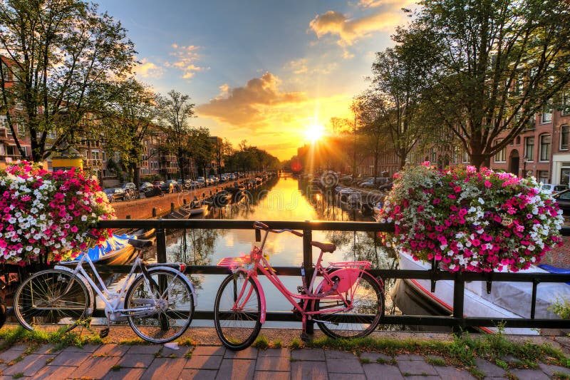 De zomerzonsopgang van Amsterdam