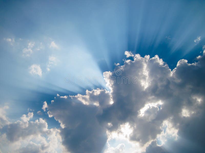 De zon glanst van achter wolken royalty-vrije stock afbeelding De zon glanst van achter wolken royalty-vrije stock afbeelding