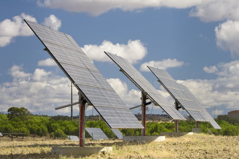 De zonnepanelen richtten zich en zagen aan het zonlicht onder ogen stock afbeeldingen De zonnepanelen richtten zich en zagen aan het zonlicht onder ogen stock afbeeldingen