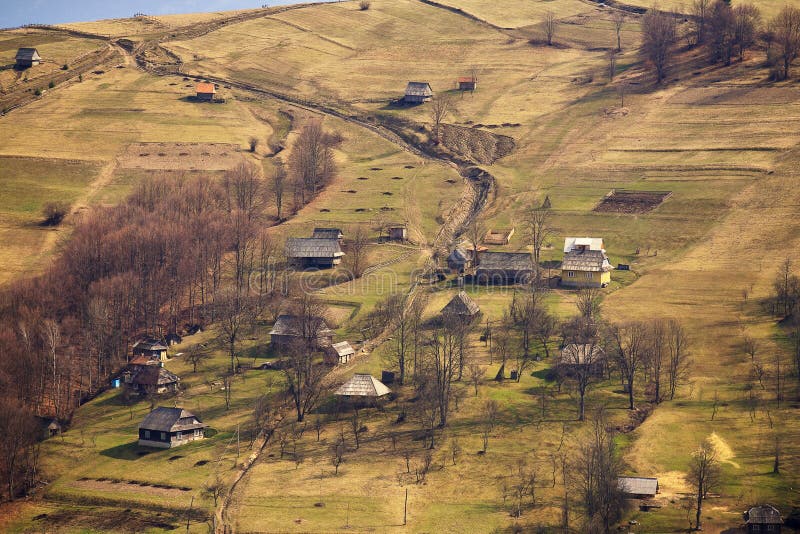 De zonnige lente in bergdorp Gebieden en heuvels royalty-vrije stock afbeeldingen De zonnige lente in bergdorp Gebieden en heuvels royalty-vrije stock afbeeldingen