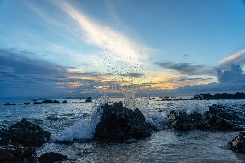 De Zonsondergang bewolkte hemel van Thailand in de rotsen stock fotografie De Zonsondergang bewolkte hemel van Thailand in de rotsen stock fotografie