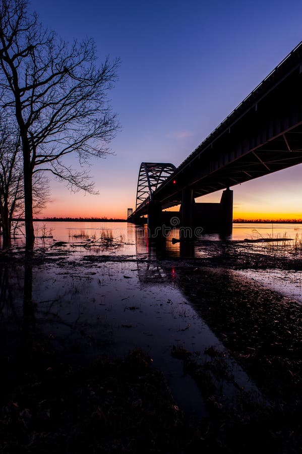 De zonsondergang/het Blauwe Uur bij Paducah-Staal bond Boogbrug - de Rivier, Kentucky & Illinois van Ohio royalty-vrije stock fotografie De zonsondergang/het Blauwe Uur bij Paducah-Staal bond Boogbrug - de Rivier, Kentucky & Illinois van Ohio royalty-vrije stock fotografie