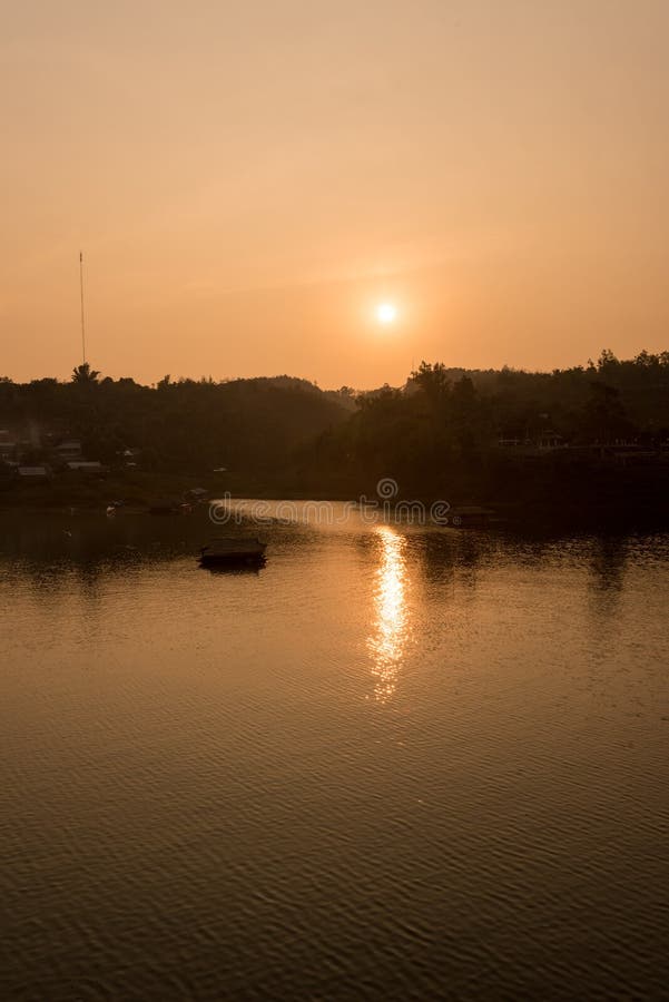 De zonsondergang met de rivier stock afbeeldingen De zonsondergang met de rivier stock afbeeldingen