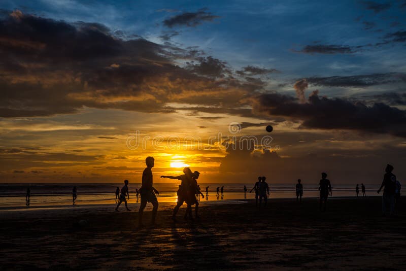 De zonsondergang silhouetteert Speel het Strandvoetbal Brazilië van Altinho Futebol stock afbeelding De zonsondergang silhouetteert Speel het Strandvoetbal Brazilië van Altinho Futebol stock afbeelding