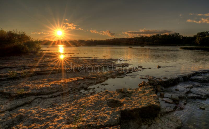 De Zonsondergang van de rivierstroomversnelling royalty-vrije stock fotografie De Zonsondergang van de rivierstroomversnelling royalty-vrije stock fotografie