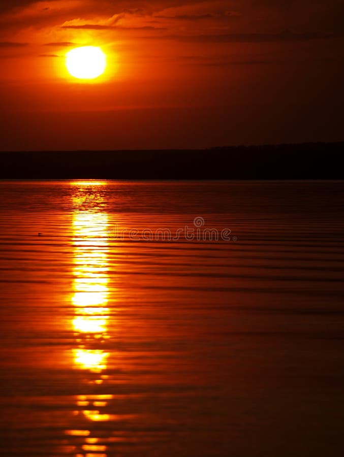 De zonsondergang van de zomer op meer