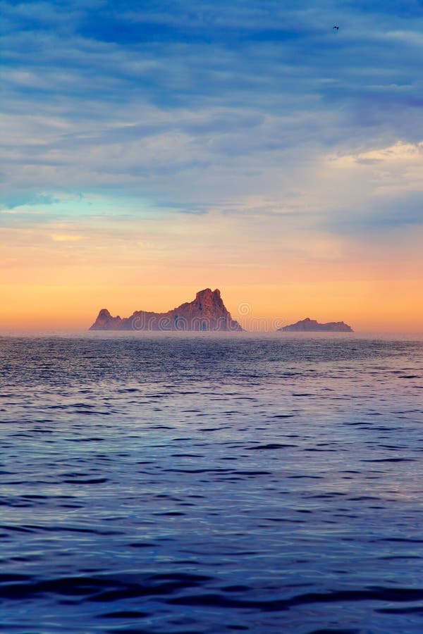 De zonsondergang van Ibiza in de mening van de Balearen van overzees