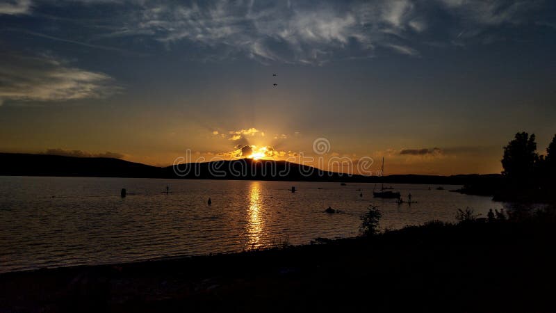 De zonsondergang van Nice in Lipno royalty-vrije stock afbeelding De zonsondergang van Nice in Lipno royalty-vrije stock afbeelding