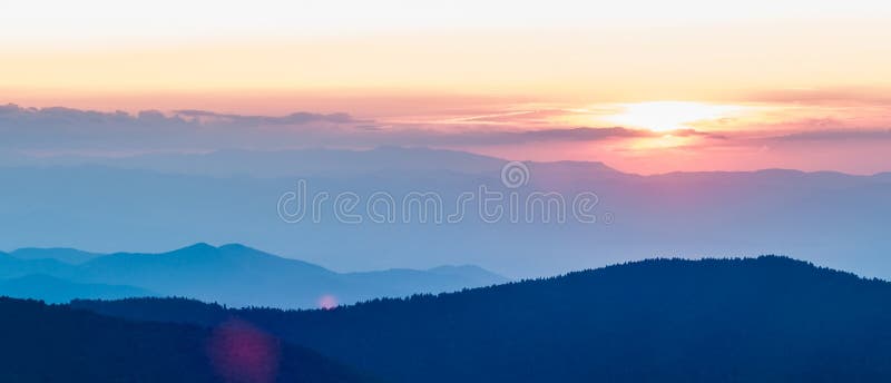 De zonsondergang van Nice over bergen of Noord-Carolina