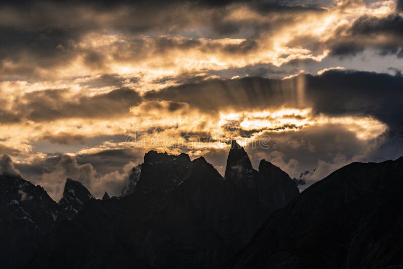De Zonsondergang van de trekkingsmt Trango van Pakistan Karakoram K2 stock foto De Zonsondergang van de trekkingsmt Trango van Pakistan Karakoram K2 stock foto