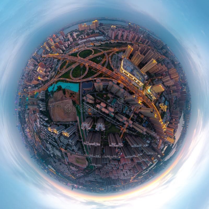 De zonsondergang van de Wuhanstad en het landschap van de nacht luchtfotografie in de zomer stock afbeeldingen De zonsondergang van de Wuhanstad en het landschap van de nacht luchtfotografie in de zomer stock afbeeldingen