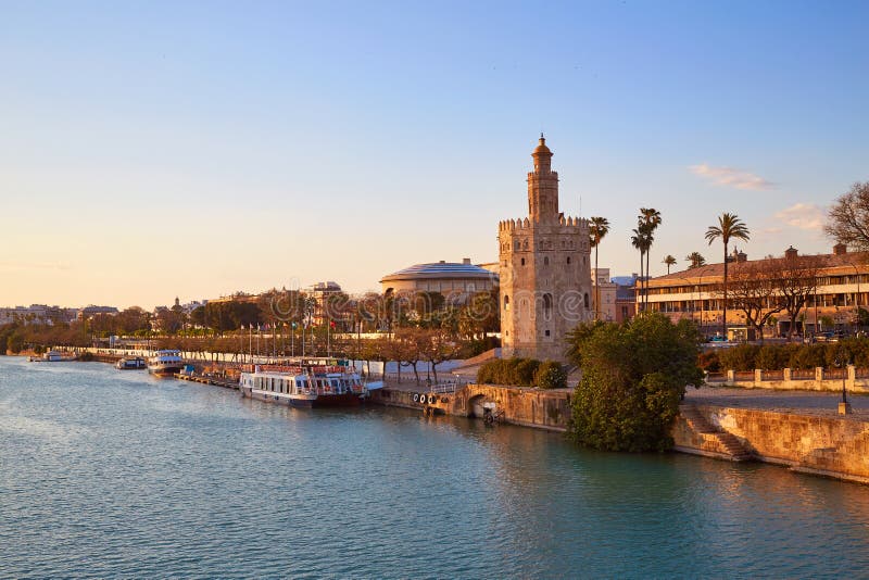 De zonsonderganghorizon torre del Oro van Sevilla in Sevilla stock foto's De zonsonderganghorizon torre del Oro van Sevilla in Sevilla stock foto's