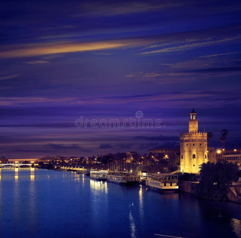 De zonsonderganghorizon torre del Oro van Sevilla in Sevilla stock fotografie De zonsonderganghorizon torre del Oro van Sevilla in Sevilla stock fotografie
