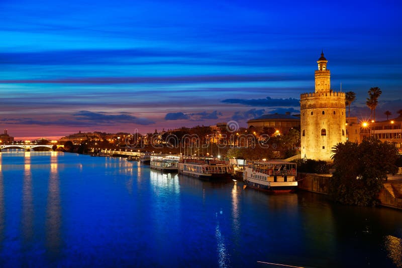 De zonsonderganghorizon torre del Oro van Sevilla in Sevilla stock foto De zonsonderganghorizon torre del Oro van Sevilla in Sevilla stock foto