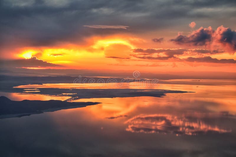 De Zonsondergangsatellietbeeld van Great Salt Lake van vliegtuig die in Wasatch Rocky Mountain Range, cloudscape en landschap Uta royalty-vrije stock foto's De Zonsondergangsatellietbeeld van Great Salt Lake van vliegtuig die in Wasatch Rocky Mountain Range, cloudscape en landschap Uta royalty-vrije stock foto's