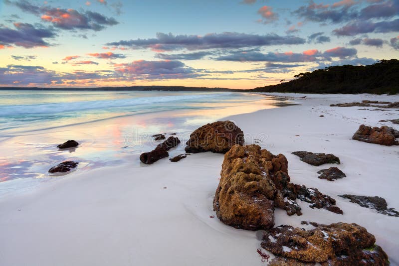 De Zonsopgang NSW Australië van het Hyamsstrand stock afbeeldingen De Zonsopgang NSW Australië van het Hyamsstrand stock afbeeldingen