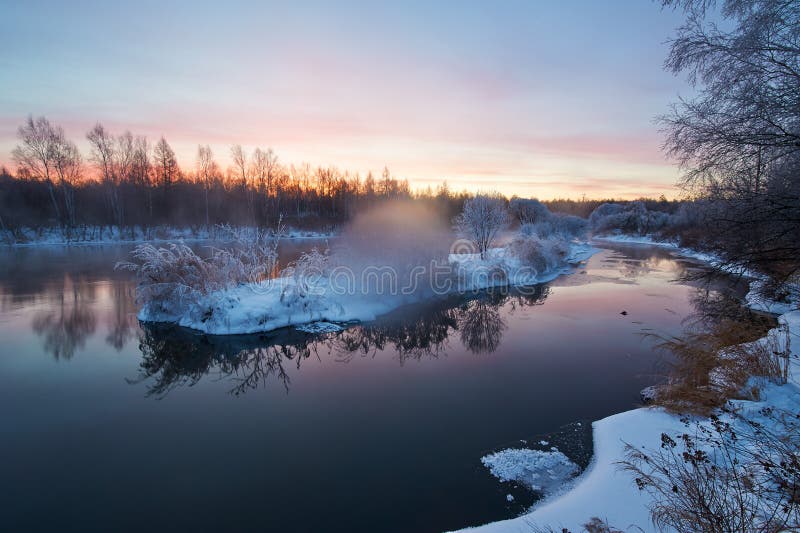De zonsopgang van de de winterrivier royalty-vrije stock afbeelding De zonsopgang van de de winterrivier royalty-vrije stock afbeelding