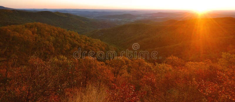 De Zonsopgang van de herfst, Shenandoah royalty-vrije stock afbeeldingen De Zonsopgang van de herfst, Shenandoah royalty-vrije stock afbeeldingen