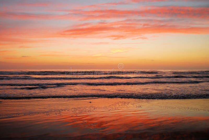 De zonsopgang van het strand stock foto's De zonsopgang van het strand stock foto's