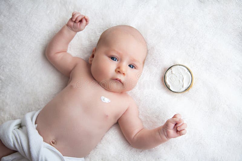 De Zorg van de babyhuid stock afbeelding De Zorg van de babyhuid stock afbeelding