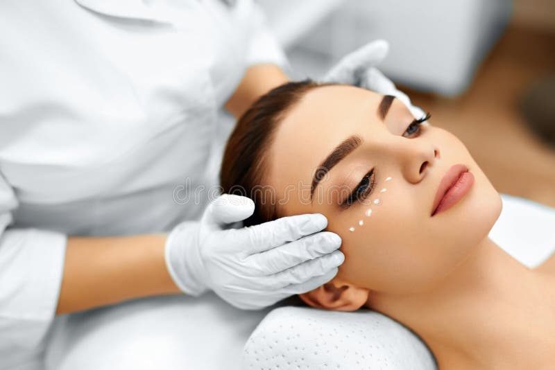 De zorg van de huid Kosmetische Room op het Gezicht van de Vrouw Beauty spa behandeling