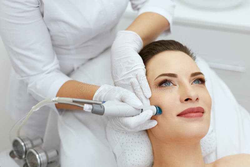 De zorg van de gezichtshuid Close-up van Vrouwengezicht het Reinigen bij de Kosmetiek
