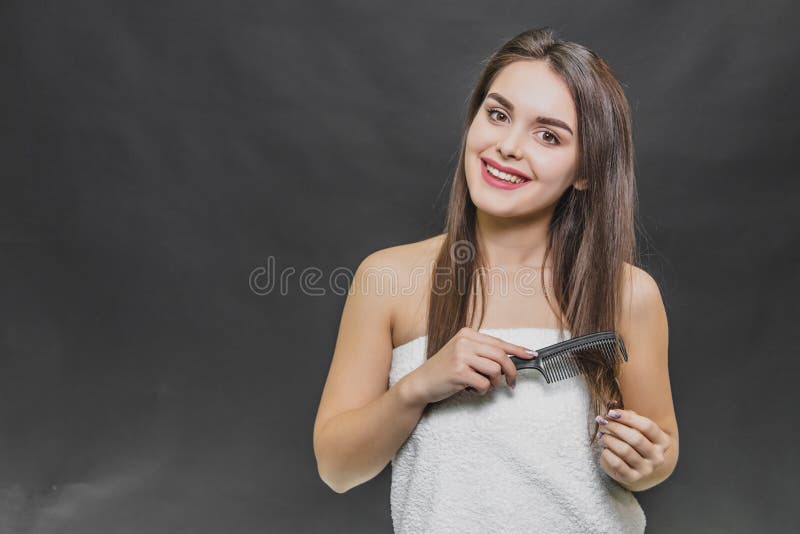 De zorg van het haar Close-up van Mooi Meisje na het Gezonde Rechte Bruine Haar van Badhairbrushing Jonge Vrouw die Lang haar bor stock afbeelding De zorg van het haar Close-up van Mooi Meisje na het Gezonde Rechte Bruine Haar van Badhairbrushing Jonge Vrouw die Lang haar bor stock afbeelding