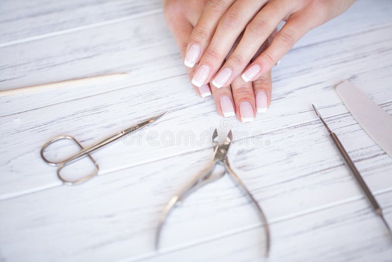 De zorg van de vrouwenhand Close-up van Mooie Female Hands Having Spa Manicure bij Schoonheidssalon Schoonheidsspecialist Filing royalty-vrije stock foto De zorg van de vrouwenhand Close-up van Mooie Female Hands Having Spa Manicure bij Schoonheidssalon Schoonheidsspecialist Filing royalty-vrije stock foto