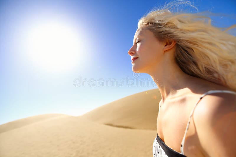 De zorgvrouw die van de zonhuid woestijn van zonneschijn genieten stock fotografie De zorgvrouw die van de zonhuid woestijn van zonneschijn genieten stock fotografie