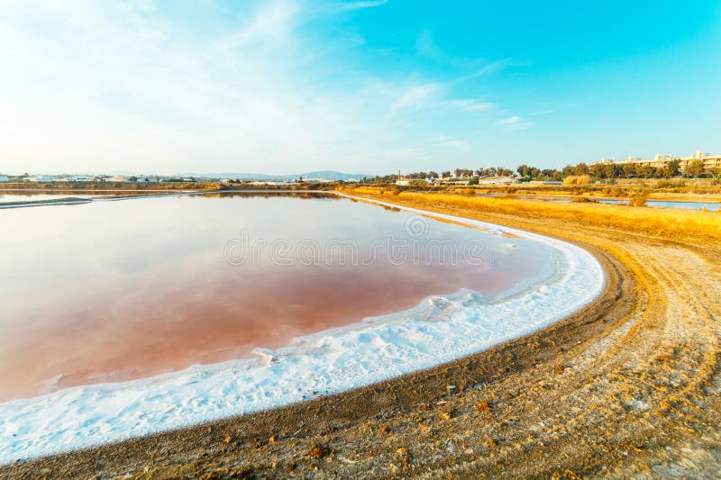 De zoute mening van de verdampingsvijver bij de reserve van het flamingohorloge in Olhao, Ria Formosa Natural-park, Portugal stock foto De zoute mening van de verdampingsvijver bij de reserve van het flamingohorloge in Olhao, Ria Formosa Natural-park, Portugal stock foto
