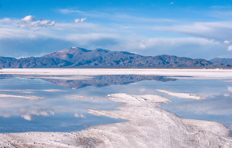 De zoutmeren Grandes op Argentinië de Andes is een zoute woestijn in Jujuy stock foto's De zoutmeren Grandes op Argentinië de Andes is een zoute woestijn in Jujuy stock foto's
