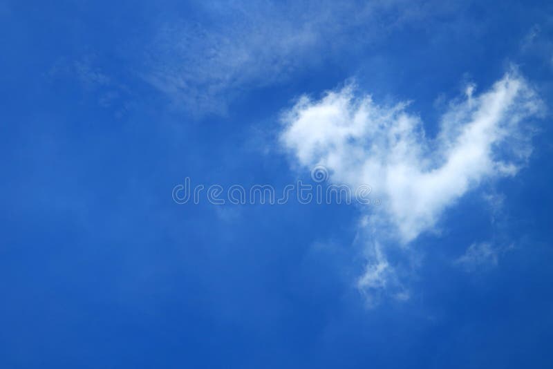 De zuivere Witte Natuurlijke Pluizige Wolk van de Hartvorm op Levendig Blauw Tropisch Sunny Sky van Bangkok royalty-vrije stock foto's De zuivere Witte Natuurlijke Pluizige Wolk van de Hartvorm op Levendig Blauw Tropisch Sunny Sky van Bangkok royalty-vrije stock foto's