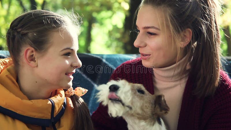 De zusters die in het park zitten en besteden het gesprek