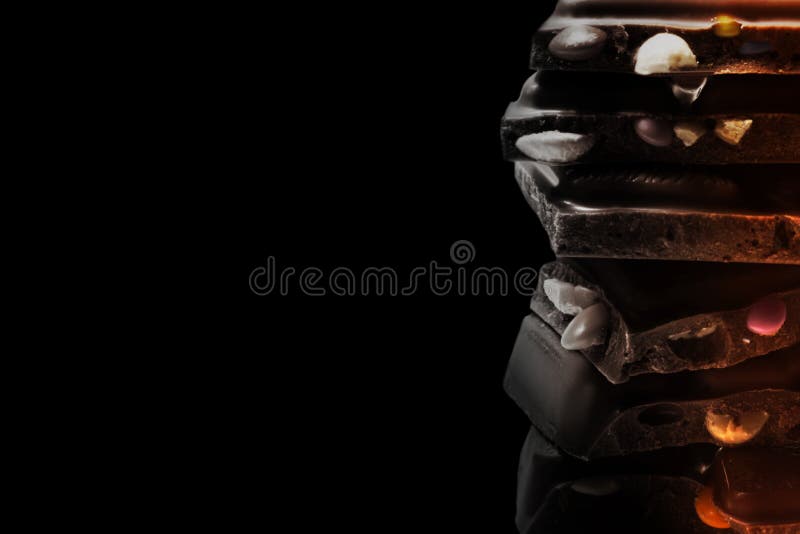 De zwart-wit chocoladetoren van diverse die delen op zwarte achtergrond worden geïsoleerd royalty-vrije stock afbeeldingen De zwart-wit chocoladetoren van diverse die delen op zwarte achtergrond worden geïsoleerd royalty-vrije stock afbeeldingen