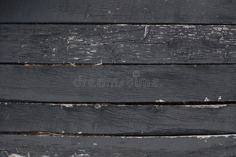 De zwarte schil doorstond horizontale houten raad met stro stock afbeeldingen De zwarte schil doorstond horizontale houten raad met stro stock afbeeldingen