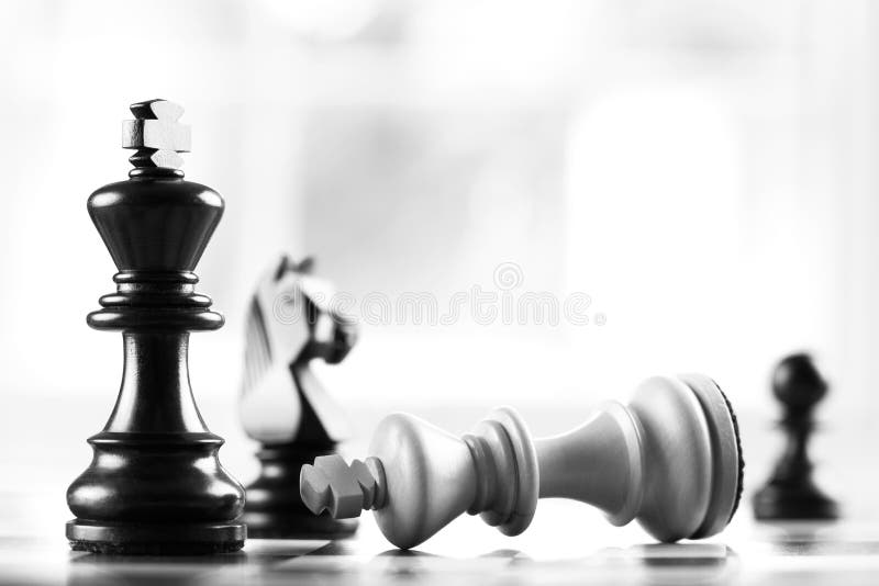 De zwarte van de schaakmat verslaat witte koning