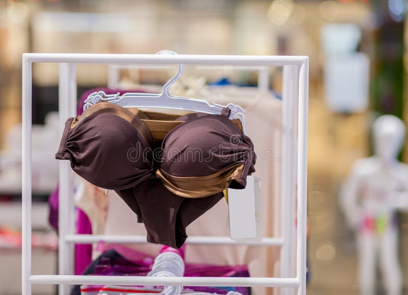 De zwempakken van vrouwen voor verkoop bij een kustwinkel Adverteer, Verkoop, Manierconcept stock foto De zwempakken van vrouwen voor verkoop bij een kustwinkel Adverteer, Verkoop, Manierconcept stock foto