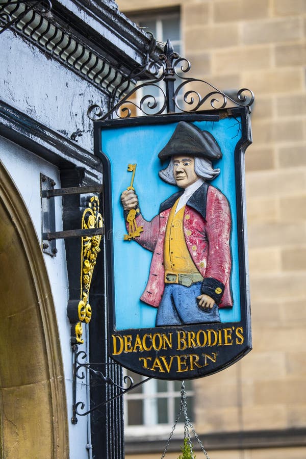 Deacon brodies tavern in edinburgh scotland. Edinburgh uk 15 de febrero de 2023 : un cartel tradicional de pub colgado para deacon brodies tavern public house ubicado en la milla real en edinburgh scotland