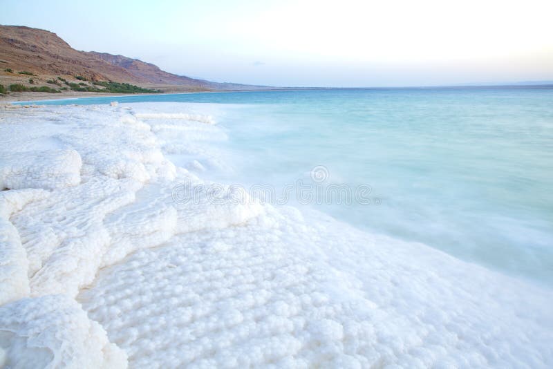 Veľké Soli nahromadené na brehu mŕtveho mora v Jordánsku.