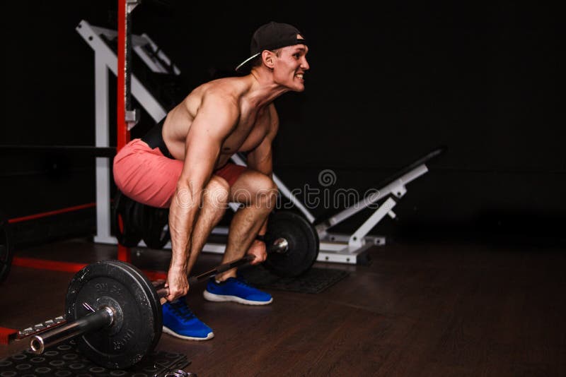 Deadlift Les sports équipent la rangée de levage de Barbell au gymnase photos libres de droits Deadlift Les sports équipent la rangée de levage de Barbell au gymnase photos libres de droits