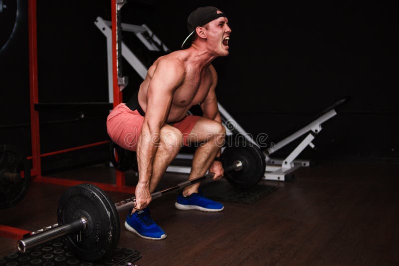 Deadlift Les sports équipent la rangée de levage de Barbell au gymnase image stock Deadlift Les sports équipent la rangée de levage de Barbell au gymnase image stock